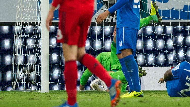 Leverkusens Stefan Kießling (nicht im Bild) erzielt das Phantom-Tor zum 0:2 gegen Hoffenheims Torwart Koen Casteels.  Foto: Uwe Anspach/dpa