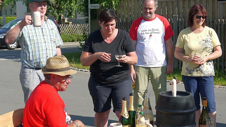 Mit einem Umtrunk haben die Bürger von Lahm und Pülsdorf ihre Bronzemedaille im Wettbewerb "Unser Dorf hat Zukunft, unser Dorf soll schöner werden" gefeiert. Foto: Berthold Köhler