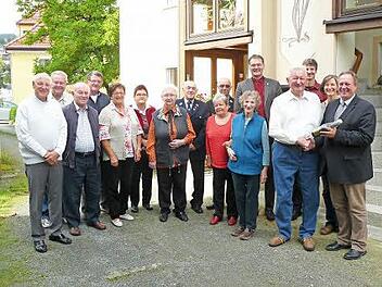 Unser Bild zeigt Bürgermeister Volker Schmiechen (rechts), der Karl Angermann (Vierter von rechts) mit einer Flasche Sekt zum 85. Geburtstag gratulierte; zusammen mit (von rechts) Tochter Margit, Sohn Rainer, Pfarrer Wolfgang Oertel und Ehefrau Friedel. Foto: Klaus-Peter Wulf