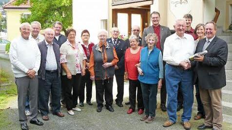 Unser Bild zeigt Bürgermeister Volker Schmiechen (rechts), der Karl Angermann (Vierter von rechts) mit einer Flasche Sekt zum 85. Geburtstag gratulierte; zusammen mit (von rechts) Tochter Margit, Sohn Rainer, Pfarrer Wolfgang Oertel und Ehefrau Friedel. Foto: Klaus-Peter Wulf