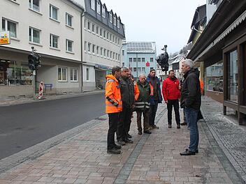 Die Baumaßnahme der B 85 konnte aufgrund der Witterung nicht abgeschlossen werden. Deshalb lud Bürgermeister Timo Ehrhardt (r.) die Beteiligten zu einer "inoffiziellen Verkehrsfreigabe" ein; mit dabei Projektleiter Ralf Holzleimer, Uwe Bär vom Bayernwerk, Bauleiter Udo Madewitz von HTS-Plan, Albert Büttner von der Polizeiinspektion Ludwigsstadt und Bauleiter Jörg Suck von der Firma Strabach/Kasendorf. Foto: Schadeck