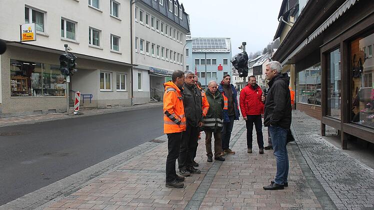 Die Baumaßnahme der B 85 konnte aufgrund der Witterung nicht abgeschlossen werden. Deshalb lud Bürgermeister Timo Ehrhardt (r.) die Beteiligten zu einer "inoffiziellen Verkehrsfreigabe" ein; mit dabei Projektleiter Ralf Holzleimer, Uwe Bär vom Bayernwerk, Bauleiter Udo Madewitz von HTS-Plan, Albert Büttner von der Polizeiinspektion Ludwigsstadt und Bauleiter Jörg Suck von der Firma Strabach/Kasendorf. Foto: Schadeck