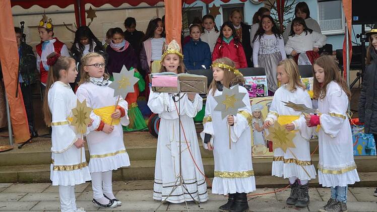 Das Christkind Klara Scherbel (3.v.l.) eröffnete mit seinen Engeln offiziell den Weihnachtsmarkt in Rothenkirchen. Foto: Karl-Heinz Hofmann