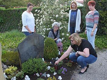 Sie sind mittlerweile Freundinnen geworden, die vier Mütter aus der Selbsthilfegruppe "Sternenkinder": (von links) Melanie Will, Michaela Wittmann von der Schwangerenberatung der Diakonie in Kronach, Anita Tischer, Margit Altmann und Esther Will. Foto: Veronika Schadeck