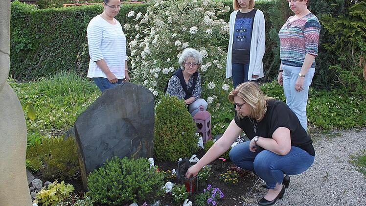 Sie sind mittlerweile Freundinnen geworden, die vier Mütter aus der Selbsthilfegruppe "Sternenkinder": (von links) Melanie Will, Michaela Wittmann von der Schwangerenberatung der Diakonie in Kronach, Anita Tischer, Margit Altmann und Esther Will. Foto: Veronika Schadeck