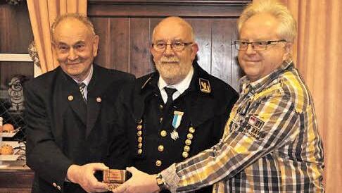 Fritz Unkauf (links) ist der neue Kupferberger Bergmeister. Schatzmeister Harald Michel (rechts) überreichte dem Kauerndorfer Unternehmer eine Lore. Mit im Bild der Vorsitzende des Bergbaumuseumsvereins, Heinz Kliesch Fotos: Klaus-Peter Wulf
