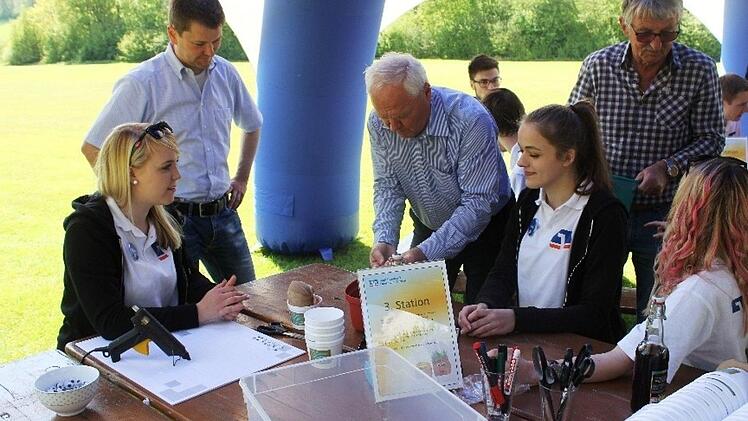 Stellvertr. Landrat Helmut Fischer beim Erstellen eines Graskopfes