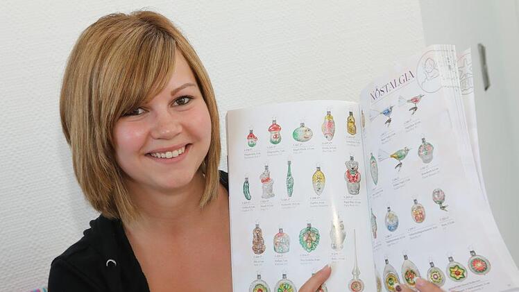 Jessica Zitzmann zeigt den Inge-Glas Katalog. Foto: Barbara Herbst
