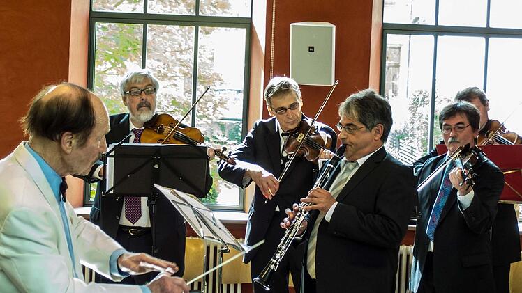 Der in Coburg aufgewachsene Cellist gestaltete ein Konzert zu seinem 80. Geburtstag im Haus Contakt. Dabei trat er als Solist gemeinsam mit dem Pianisten Hans-Dieter Bauer auf und dirigierte zudem das Collegium musicum, dessen Gründungsmitglied er 1953 war. Foto: Jochen Berger