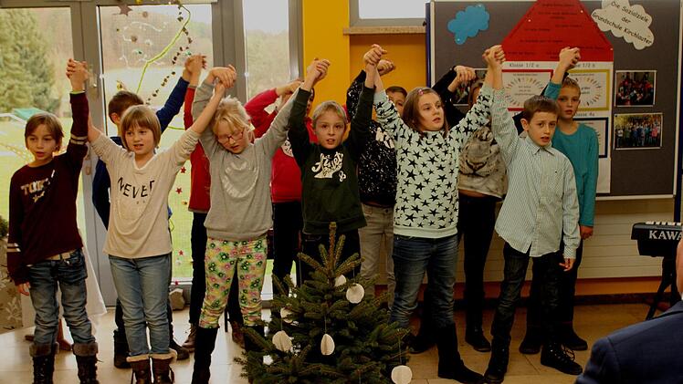 Die 4. Klasse begrüßte ihre neue Schulleiterin mit einem Liedvortrag.Günther Geiling