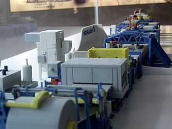 Im Eingangsbereich von Schuler Automation ist eine Laser-Platinenschneidanlage als Modell zu bewundern.Richard Sänger