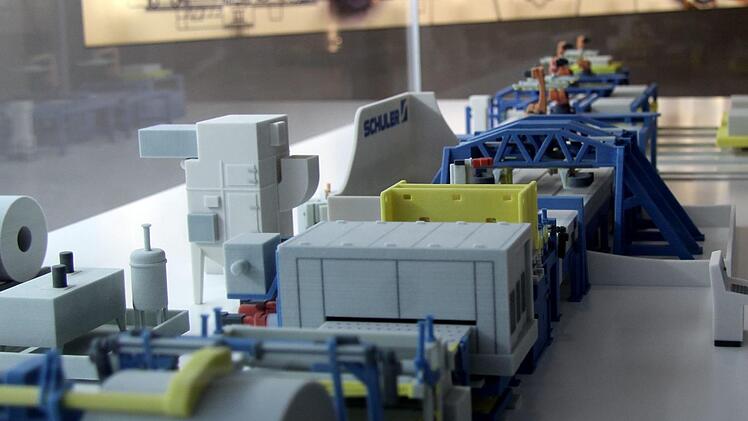 Im Eingangsbereich von Schuler Automation ist eine Laser-Platinenschneidanlage als Modell zu bewundern.Richard Sänger