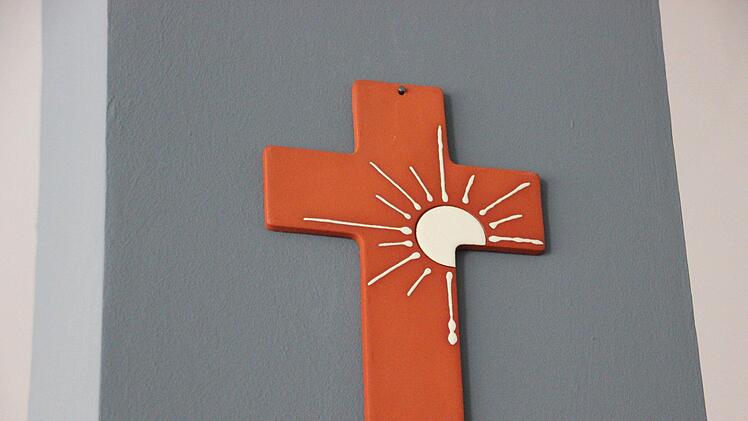 Ein besonderes Kreuz-Modell hängt im Landratsamt.  Foto: Andreas Schmitt