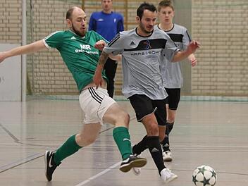 Der SV Langensendelbach (in grün) gewinnt den Autohaus-Hartmann-Cup im Neunmeterschießen gegen die SpVgg Weißenohe. Foto: Uwe Kellner