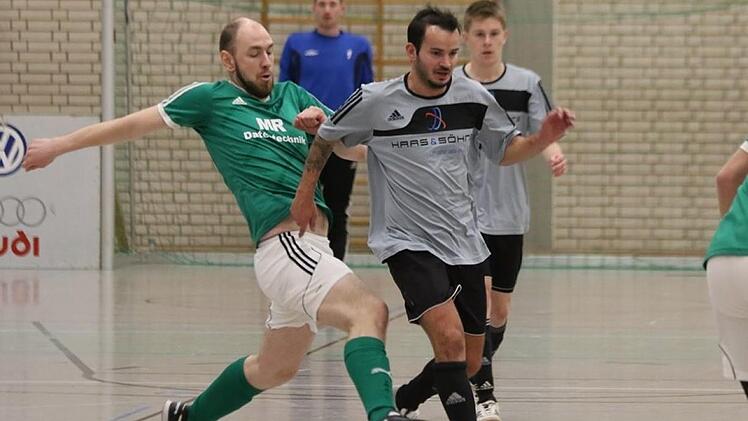 Der SV Langensendelbach (in grün) gewinnt den Autohaus-Hartmann-Cup im Neunmeterschießen gegen die SpVgg Weißenohe. Foto: Uwe Kellner