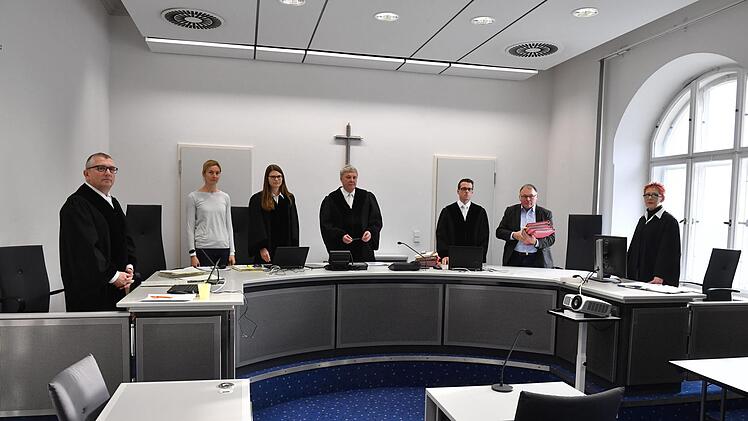 Der sogenannte Sandstraßen-Prozess zieht sich in die Länge - für Oberstaatsanwalt Otto Heyder (links)  sind noch Beweise zu führen.  Foto: Ronald  Rinklef