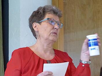 Karin Hedtfeld präsentiert in der Jahreshauptversammlung die SOS-Dose. Fotos: Pauline Lindner