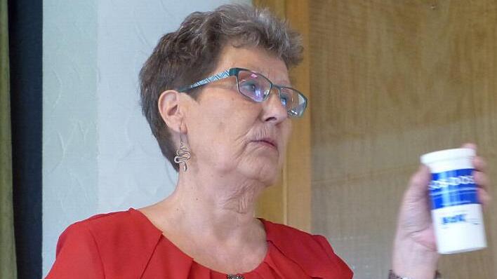 Karin Hedtfeld präsentiert in der Jahreshauptversammlung die SOS-Dose. Fotos: Pauline Lindner