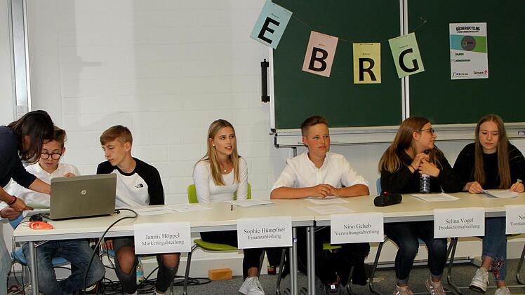 Die Schulpatin Susanne Müller gab die  letzten Anweisungen am Vorstandstisch mit Florian Scheuring, Jannis Höppel, Sophie Hümpfner, Nino Geheb, Selina Vogel und Vorstandsvorsitzender Nora Diem (von links).