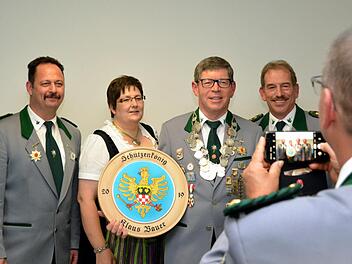 Neuer Schützenkönig beim Edelweiß Reiterswiesen ist Klaus Bauer, erster und zweite(r) Vereinsvorsitzende wurden die beiden Ritter. Auf unserem Foto (von links): 2. Sportleiter Andreas Schmitt mit 1. Ritter Karin Haase, Schützenkönig Klaus Bauer und 2. Ritter Arno Röder, dem Vorsitzenden  der Reiterswiesener Schützen. Peter Rauch