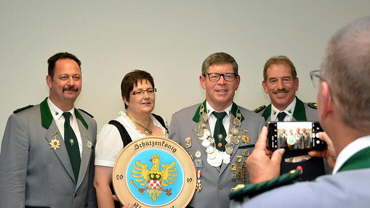 Neuer Schützenkönig beim Edelweiß Reiterswiesen ist Klaus Bauer, erster und zweite(r) Vereinsvorsitzende wurden die beiden Ritter. Auf unserem Foto (von links): 2. Sportleiter Andreas Schmitt mit 1. Ritter Karin Haase, Schützenkönig Klaus Bauer und 2. Ritter Arno Röder, dem Vorsitzenden  der Reiterswiesener Schützen. Peter Rauch