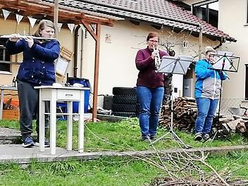 Irene Tohol, Gitti Tohol und Eva Bauereis machten beim Flasmob mit. Foto: privat