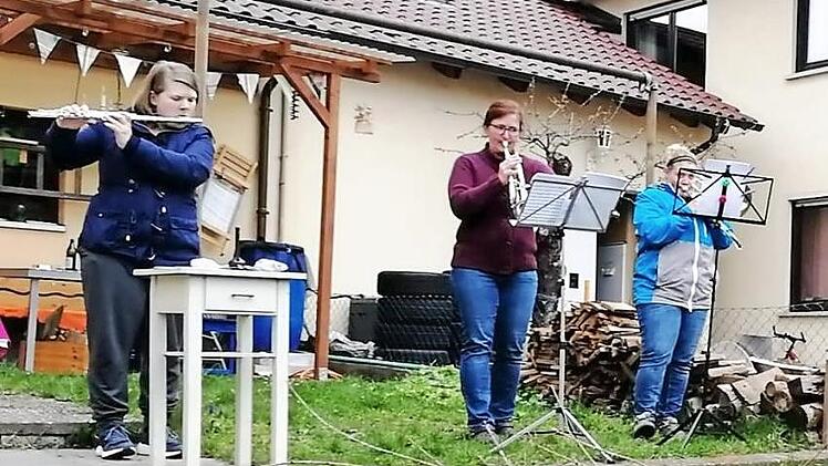Irene Tohol, Gitti Tohol und Eva Bauereis machten beim Flasmob mit. Foto: privat
