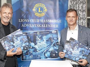 Lions-Präsident Michael Schlegelmilch (rechts) und Adventskalender-Koordinator Hans-Joachim Brandt gaben jetzt den Startschuss für den Verkauf des diesjährigen Lions-Adventskalenders.  Foto: Wolfgang Rottmann
