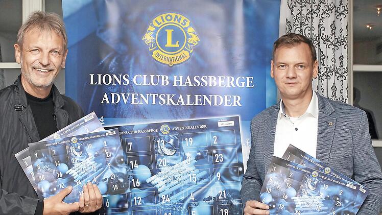 Lions-Präsident Michael Schlegelmilch (rechts) und Adventskalender-Koordinator Hans-Joachim Brandt gaben jetzt den Startschuss für den Verkauf des diesjährigen Lions-Adventskalenders.  Foto: Wolfgang Rottmann