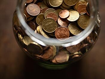 Das Rentenniveau soll in den kommenden Jahren nicht weiter absinken. Dafür muss die Regierung aber mehr Geld investieren, fordern Kritiker.