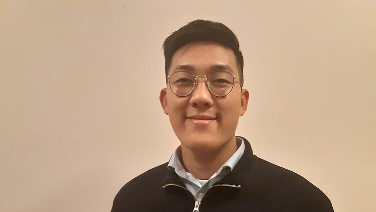 David Kim (20), studiert in Coburg:  "Ich w&uuml;rde es schon umst&auml;ndlich finden, wenn man f&uuml;r den Besuch des Coburger Weihnachtsmarktes Zeit in der Warteschlange einplanen m&uuml;sste, falls zu den Sto&szlig;zeiten sehr viele Menschen auf den Weihnachtsmarkt wollen und jeder kontrolliert wird. Ich kann es auch verstehen, wenn Ungeimpfte nicht viel Geld f&uuml;r einen Test ausgeben wollen, nur um den Weihnachtsmarkt besuchen zu k&ouml;nnen. Sollte der Weihnachtsmarkt aus diesem Grund heuer weniger Besucher haben, w&auml;re...