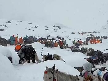 Kletterer am Mount Everest durch Schneefall eingeschlossen