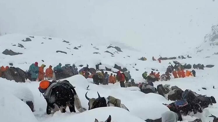 Kletterer am Mount Everest durch Schneefall eingeschlossen