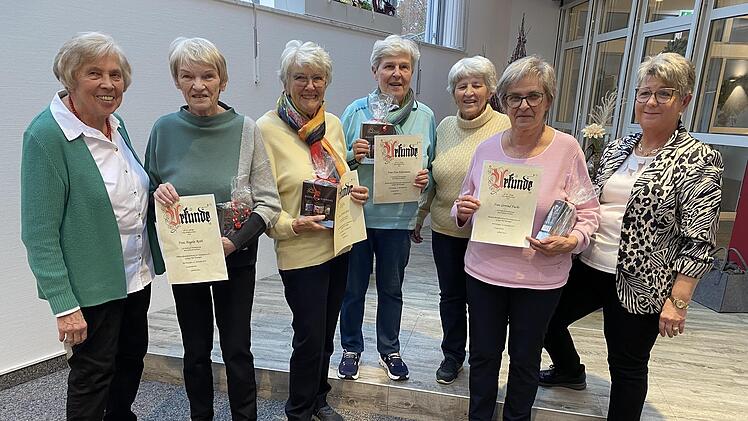 Helga Zoll (2. Vorsitzende), Angela Roth (10 Jahre), Ursula Götz (10 Jahre), Eva Ackermann (15 Jahre), Margarete Tews (Kassiererin), Gertrud Fuchs (10 Jahre), Gabriela Kanz (1. Vorsitzende).