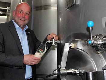 Friedrich Düll zapft aus dem 148 Hektoliter großen Lagertank ein frisches Pils. Fotos: Peter Pfannes