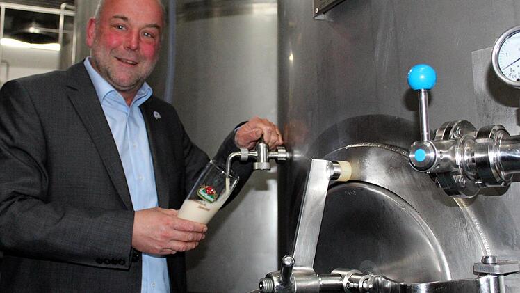 Friedrich Düll zapft aus dem 148 Hektoliter großen Lagertank ein frisches Pils. Fotos: Peter Pfannes