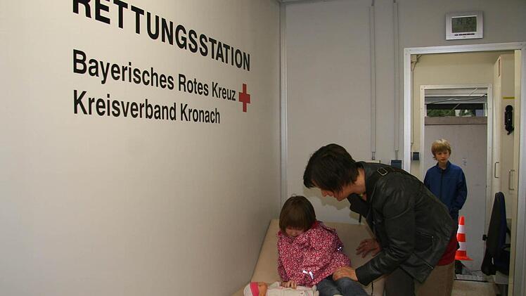 Marie Gehring (3) verarztet ihre Puppe. Mama Luise Gehring, die neue BRK-Ärztin, assistiert ihr dabei. Bei der Einweihungsfeier schauten sich die großen und kleinen Besucher unverbindlich die mobile Rettungsstation an.