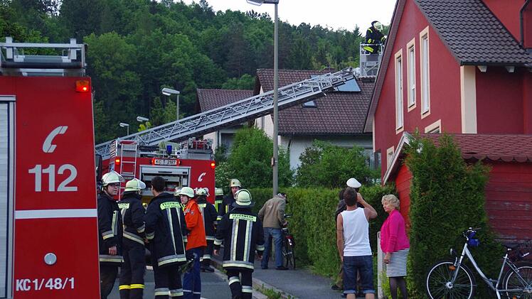 Weil ein Dachstuhlbrand befürchtet wurde, war die Feuerwehr mit zahlreichen Einsatzkräften in die Andreas-Bauer-Straße gerufen worden.