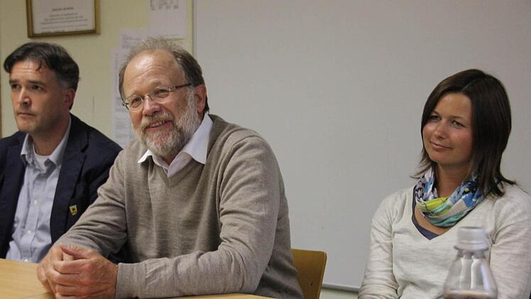 Psychologin Frauke Adams, Leiterin der Gemünder Mühle, und ihr Vater, Professor Gunter Adams, und Bürgermeister Harald Pascher (von rechts), informierten über die Pläne, ab Mitte September Flüchtlings-Waise in Bramberg zu betreuen. Foto: Ralf Kestel