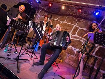 Tango Extremo auf der 15 Jahre alten Bühne, die Schwergewichte oder besonders energiegeladene Musiker mitunter beben ließen. Foto: Jazzclub