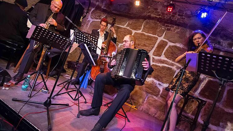 Tango Extremo auf der 15 Jahre alten Bühne, die Schwergewichte oder besonders energiegeladene Musiker mitunter beben ließen. Foto: Jazzclub