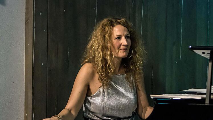 Impressionen von der Coburger Jazznacht: Beatrice Kahl und "B.groovy" bei "Leise am Markt".Foto: Jochen Berger