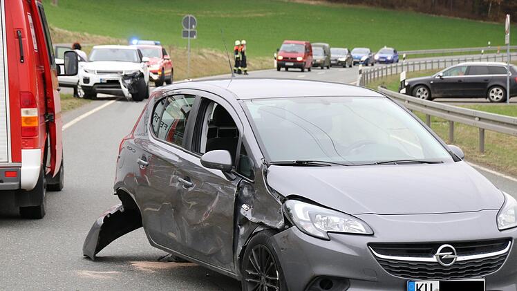 Am Donnerstag krachte es auf der B 85 zwischen Lösau und Holzmühle. Foto: Jürgen Gärtner