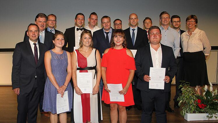 Zw&ouml;lf Sch&uuml;ler haben zus&auml;tzlich zu den Technikerpr&uuml;fungen das Abitur geschafft.Sonny Adam