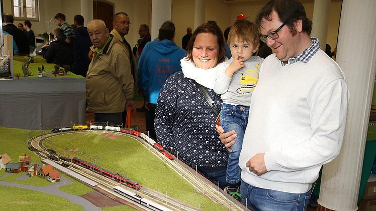 Markus und Marie Hoffmann mit Sohn Theo beobachten den ICE im Kleinformat.