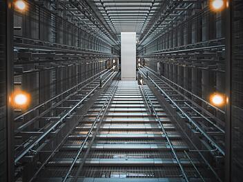 In einer Realschule in Marktredwitz (Kreis Wunsiedel) brennt ein Aufzugsschacht. Symbolfoto: Robert V. Ruggiero/unsplash.com
