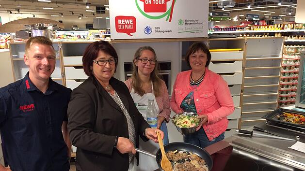 Rewe-Marktleiter Sebastian Hauke (von links), stellvertretende Kreisb&auml;uerin Helene Greubel, Ern&auml;hrungsfachfrau Michaela von der Linden und Kreisb&auml;uerin Edeltraud H&auml;usler zeigten in Bad Br&uuml;ckenau wie lecker Gerichte aus regionalen Produkten schmecken.  Foto: Andreas Lomb