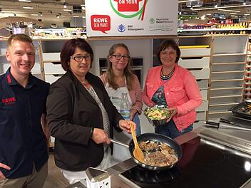 Rewe-Marktleiter Sebastian Hauke (von links), stellvertretende Kreisbäuerin Helene Greubel, Ernährungsfachfrau Michaela von der Linden und Kreisbäuerin Edeltraud Häusler zeigten in Bad Brückenau wie lecker Gerichte aus regionalen Produkten schmecken.  Foto: Andreas Lomb