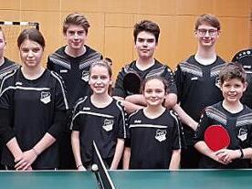 Jugend-Vereinsmeister beim TSV Steinberg wurden Eva Wagner und Leon Jakob (Fünfte und Sechster von links). Mit im Bild die Nächstplatzierten der drei Wettbewerbe sowie Jungendleiter Folker Fischer, Jugendleiterin Manuela Schneider, Abteilungsleiterin Carolin Rehm und Jugendbetreuer Michael Zwosta.  Foto: Hans Franz