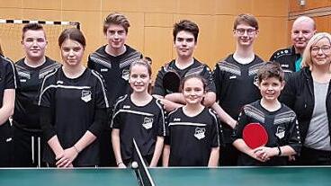Jugend-Vereinsmeister beim TSV Steinberg wurden Eva Wagner und Leon Jakob (Fünfte und Sechster von links). Mit im Bild die Nächstplatzierten der drei Wettbewerbe sowie Jungendleiter Folker Fischer, Jugendleiterin Manuela Schneider, Abteilungsleiterin Carolin Rehm und Jugendbetreuer Michael Zwosta.  Foto: Hans Franz